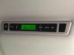 【リアオートエアコン】広い後部座席には必須の機能！風量や温度を自動で調整し前席と同様な車内環境にしてくれるリアオートエアコンを装備。夏の暑さも冬の寒さもストレスなく快適にお過ごしいただけます♪