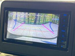 【バックカメラ】駐車時に後方がリアルタイム映像で確認できます。大型商業施設や立体駐車場での駐車時や、夜間のバック時に大活躍！運転スキルに関わらず、今や必須となった装備のひとつです！