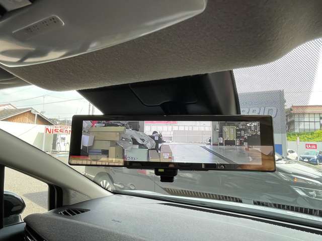 ☆　スマートルームミラー付き。後ろに人や荷物があっても視界は確保できますよ。SOSコールもついています　☆