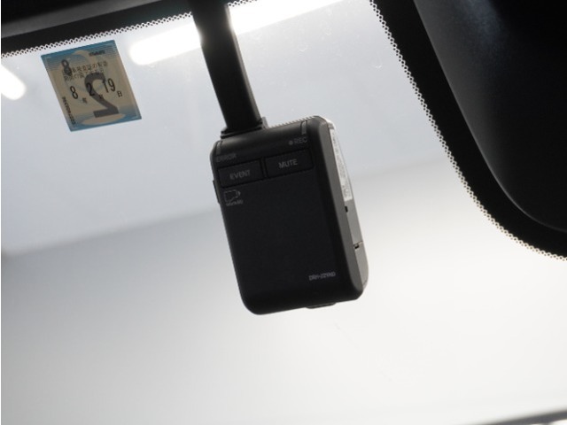◆ドライブレコーダー◆映像・音声などを記録する自動車用の装置です。　もしもの事故の際の記録はもちろん、旅行の際の思い出としてドライブの映像を楽しむことができます。