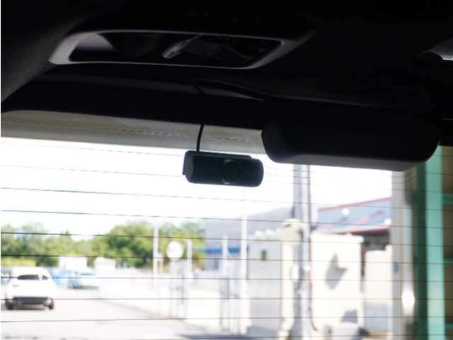 前方・後方はもちろん、車内カメラは、後方から左右をワイドに撮ることができ、幅寄せや側面衝突、威圧的なドライバーの危険行為など、クルマ周囲のトラブルもしっかり記録できます。