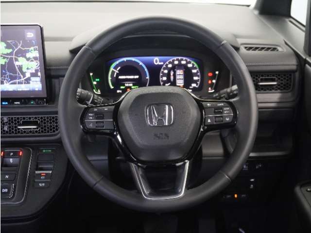 【Honda SENSING】 カメラ等装置で精度の高い検知能力を発揮、安全運転を支援します。ステアリング上のコントローラーに注目！
