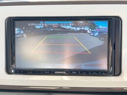 【バックカメラ】駐車時に後方がリアルタイム映像で確認できます。大型商業施設や立体駐車場での駐車時や、夜間のバック時に大活躍！運転スキルに関わらず、今や必須となった装備のひとつです！