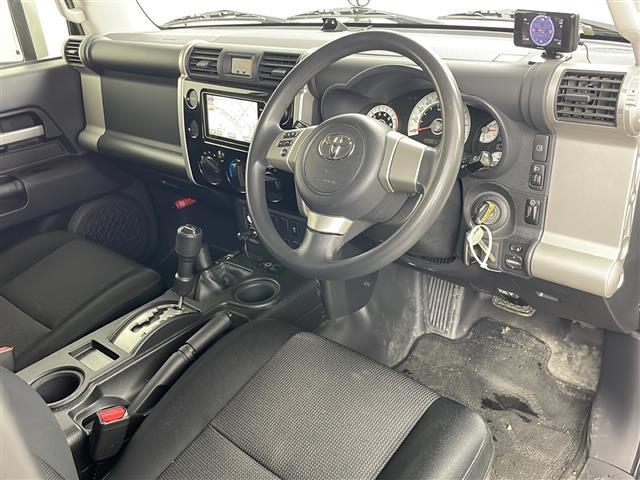 【運転席】座り心地が良いシートなので長時間の運転でも快適にお過ごしいただけます。新品のフロアマットのご注文も可能です。掲載箇所以外にご希望の写真がございましたらお気軽にお問い合わせ下さい。