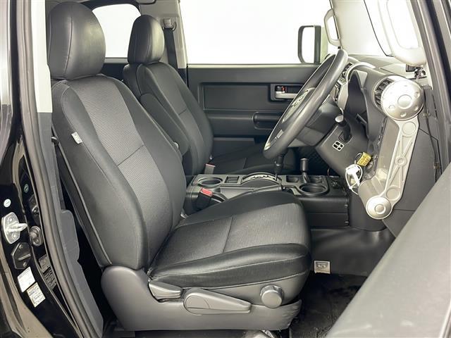 【運転席】座り心地が良いシートなので長時間の運転でも快適にお過ごしいただけます。新品のフロアマットのご注文も可能です。掲載箇所以外にご希望の写真がございましたらお気軽にお問い合わせ下さい。