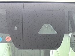 【スマートシティブレーキサポート】低速走行中に前方の車両等を認識し、衝突しそうな時は警報とブレーキで衝突回避と被害軽減をアシスト。より安全にドライブをお楽しみいただけます。