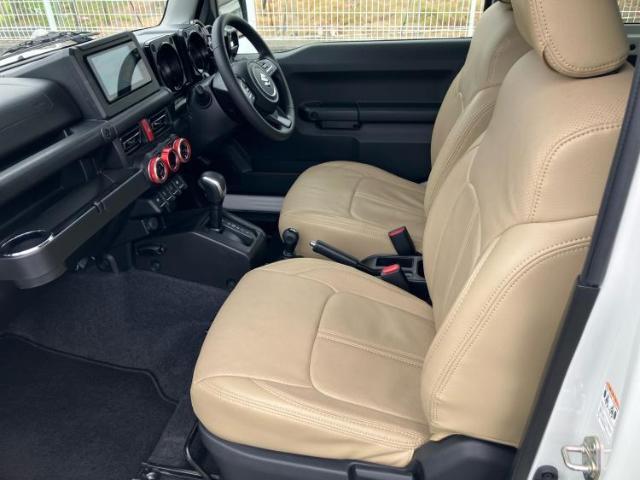 WECARSでは各商談席に大型モニターをご用意しております！見やすい大画面でゆったりと全国の在庫をご覧いただけます！是非ご来店お待ちしております！