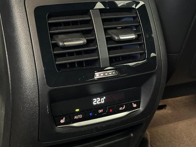 ●全席シートヒーター：高級感あふれるレザーシートに、前席・後席にシートヒーターを搭載しております。