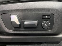 ●ランバーサポート機能付パワーシート：電動式で楽々シートアレンジ！腰当て部分の微調整ができ、ドライブ時の腰への負担を軽減してくれる優れものです。