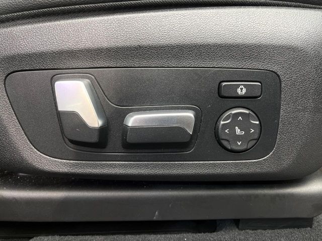 ●ランバーサポート機能付パワーシート：電動式で楽々シートアレンジ！腰当て部分の微調整ができ、ドライブ時の腰への負担を軽減してくれる優れものです。