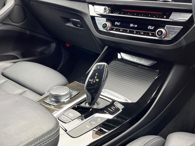 ●MTモード付きAT：通常は自動でおこなわれる変速（ギアチェンジ）をドライバーの操作によって意図的に変えられるシステムです。より一層普段のドライブをお楽しみいただけます！