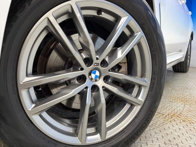 ●純正19インチアルミホイール：輸入車ならではの卓越した走りを支えるホイールと足回りです！日本車の走りに慣れている方にもぜひ体感して頂きたいほど、高いレベルでまとまっています！