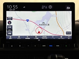 ダッシュボードに自然に溶け込むようにデザインされた純正メモリーナビゲーション。