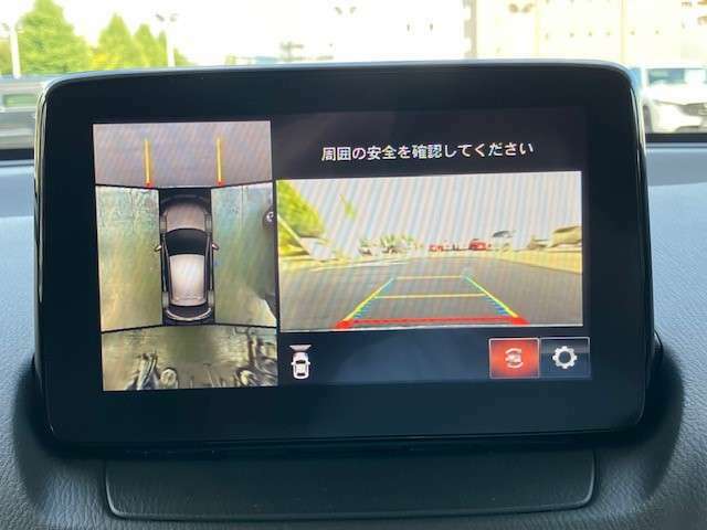 360°ビューモニターでは、両サイドとフロント、バックカメラの合成で、あたかも上空から見下ろした様に周囲を確認して頂けます。駐車場だけでなく、T字路等でも活躍のアイテムです！