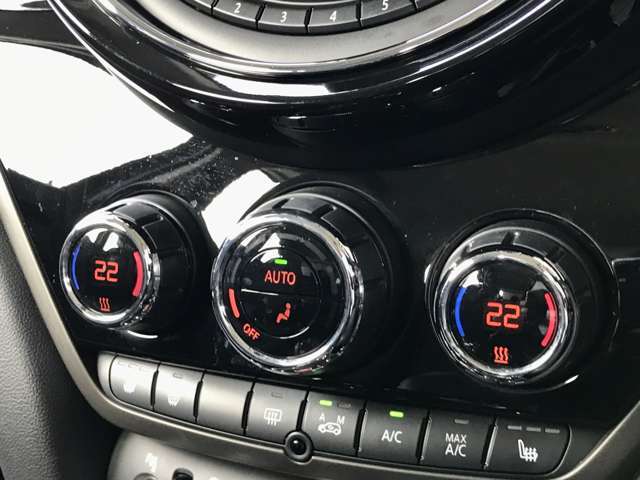 左右別々に温度設定可能なエアコン操作部