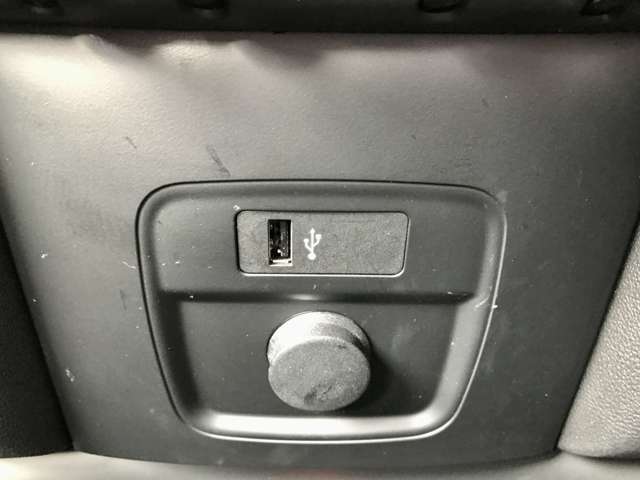 スタートスイッチ下部にはUSB及びシガーソケットが装備されています。