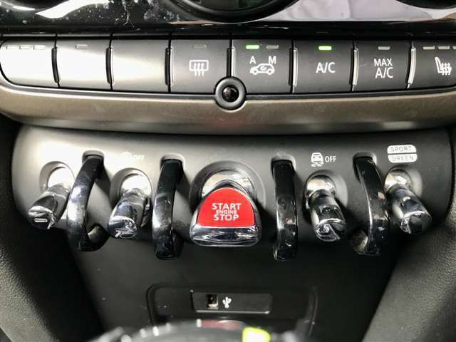 スタートスイッチを始めとしたコックピット感のあるスイッチ操作部