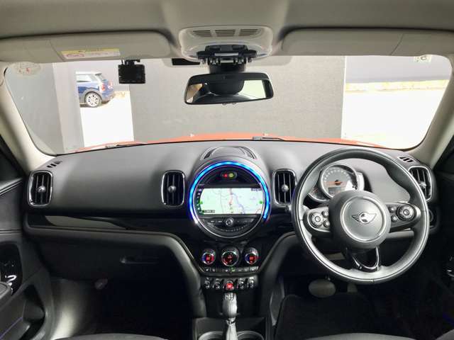 センターメーター調のナビゲーション、トグルスイッチ、LEDリングなど、運転が楽しくなるMINIらしいデザインのコックピット