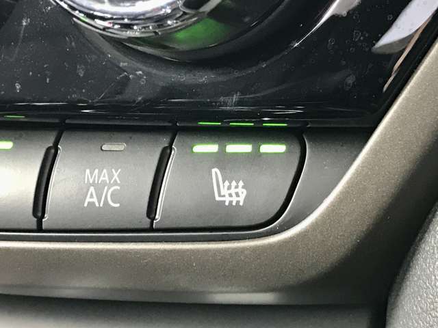 シートヒーター操作部背中と座面を3段階で温める事が出来ます。