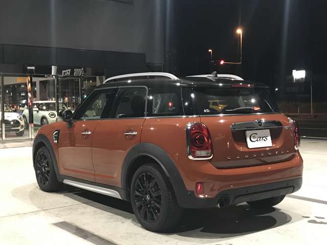 お客様駐車場は広めのスペースで11台分ございます。また全天候型屋根付駐車場もございますので雨天でも濡れずにお車をご覧頂くことができます。安心してご来店ください。