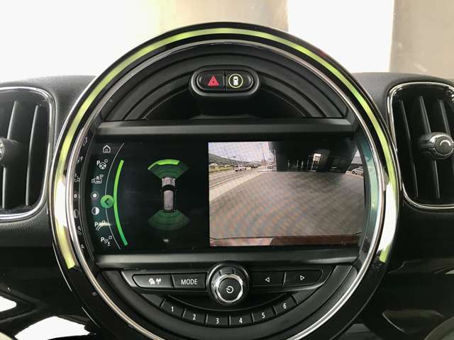 PDC（パークディスタンスコントロール）付バックカメラは後方映像と、ソナーで感知した障害物を画面に表示してくれるのでとっても安心です。LEDリングの光の色と警告音でもサポートしてくれます。