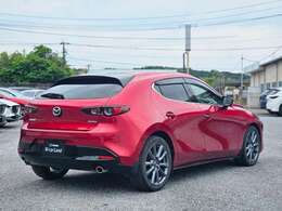 【MAZDA3】光の映り込みだけで、「面のうつろい」を表現し、見る場所、時間、天気によりさまざまな表情を見せ、見るたびに「このクルマにして良かった」と思っていただける車です。洗車も楽しくなります。