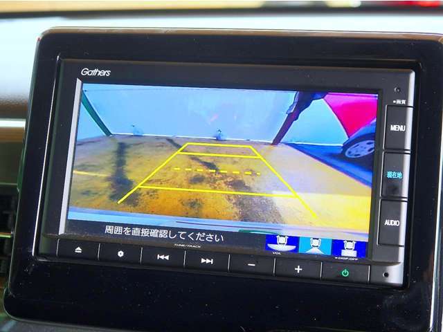 バックカメラがついて後方確認が簡単にできます！苦手としている車庫入れ等も安心して出来ますね！凄く需要の高い装備ですので、最初から付いていれば言う事なしですよね！？