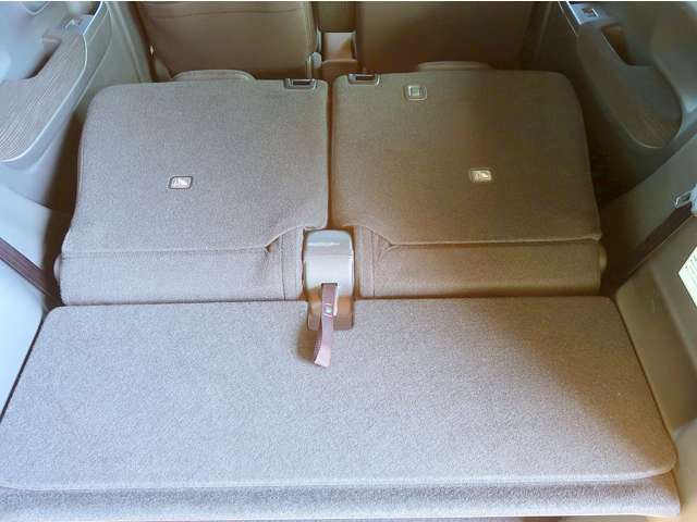 広々としたラゲッジスペース！更にシートアレンジで大きな荷物の収納が出来ます！便利ですよね♪