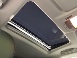 【サンルーフ】開放感たっぷりの希少装備、サンルーフが装着されています！車内に明かりを取り入れたり景色を楽しむ以外にも、車内の空気も簡単に換気できて快適です！
