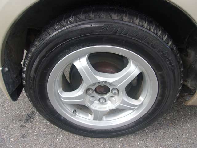 リヤのタイヤです。フロント同様、タイヤは4本共に残り溝も有り、まだまだご使用して頂けます！