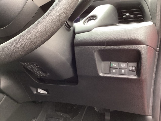 横滑りを防ぐVSAなどのスイッチは、運転席の右側、手の届きやすい位置にあります。