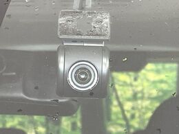 【ドライブレコーダー】安心・安全なカーライフに必須のドライブレコーダーを装備！走行中はもちろん、あおり運転や事故に遭遇した際の状況も映像で記録し、万一のリスクに備えます。