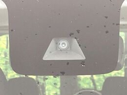 【三菱e-Assist】走行中に前方の車両等を認識し、衝突しそうな時は警報とブレーキで衝突回避と被害軽減をアシスト。より安全にドライブをお楽しみいただけます。