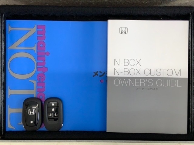 スマートキーは鍵をバッグに入れたままでもドアロックの開閉やエンジンのON・OFFができます。夜間や雨の日も鍵を探さなくて良いので便利です。