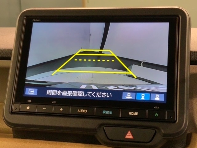 リバースギアに入れるだけで後方の表示へ切り替わります。夜間や雨の日の駐車も楽になりますよ。