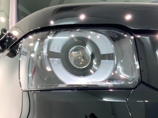 LEDヘッドライトは、点灯の瞬間から最大光量を発揮し、突然暗くなるトンネルなどでの安定感を高めます。