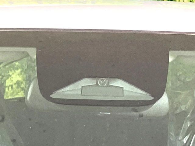 【ホンダセンシング】走行中に前方の車両等を認識し、衝突しそうな時は警報とブレーキで衝突回避と被害軽減をアシスト。より安全にドライブをお楽しみいただけます。