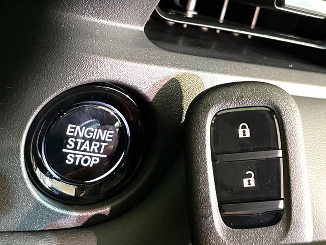 【Hondaスマートキー】カバンやポケットに入れたままでもドアの施錠・解錠が可能なスマートキーを装備。エンジンのオン・オフ時もカギを取り出す必要が無いからとっても便利です♪