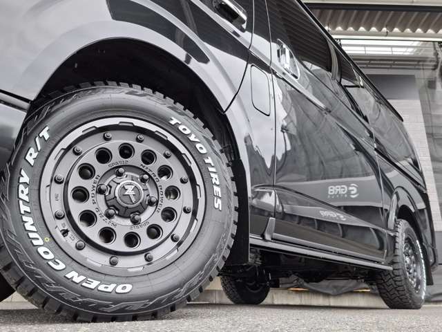 4WD/寒冷地仕様/両側パワースライドドア/BIG-Xナビ/パノラミックビューモニター/デジタルインナーミラー/ETC/社外16inアルミ/ベッドキット/TRDエアロ/TRDマッドフラップ