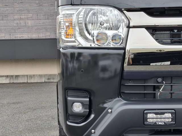 4WD/寒冷地仕様/両側パワースライドドア/BIG-Xナビ/パノラミックビューモニター/デジタルインナーミラー/ETC/社外16inアルミ/ベッドキット/TRDエアロ/TRDマッドフラップ