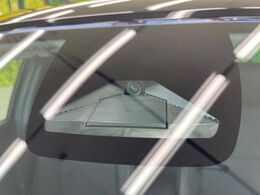 【ホンダセンシング】走行中に前方の車両等を認識し、衝突しそうな時は警報とブレーキで衝突回避と被害軽減をアシスト。より安全にドライブをお楽しみいただけます。