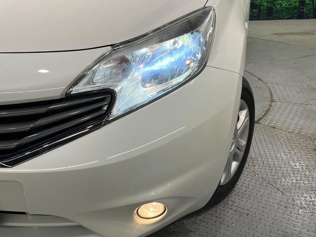 【HIDヘッドライト】非常に明るく前方を照らしてくれるので、悪天候や夜間の走行時も視界良好で安心してお乗りいただけます。