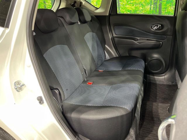 コンパクトカーですが、セカンドシートは十分な広さがあり快適にお乗りいただけます♪シートを倒して大きな荷物を積んだりと、用途の幅が広い1台です。