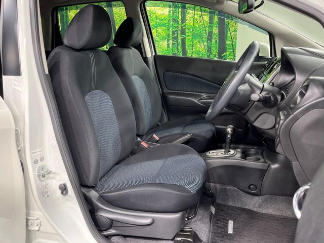 運転席まわりには十分なスペースがあり、大柄な方でもゆったり運転していただける環境です。