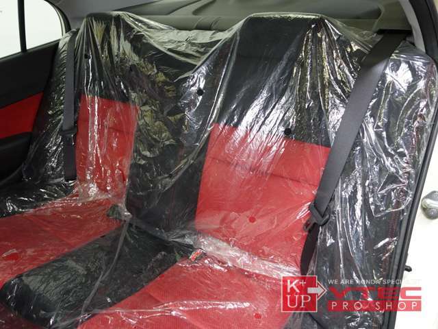後部座席は新車時のままのようです。