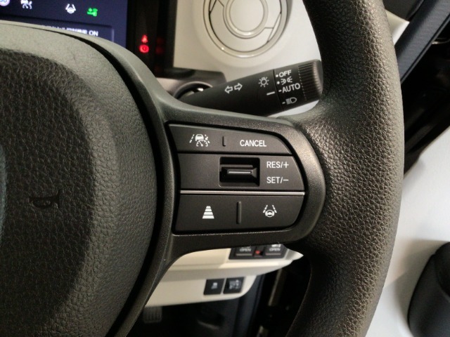 【アダプティブ・クルーズ・コントロール】予め設定した車速内でクルマが自動的に加減速。 前走車との適切な車間距離を維持しながら追従走行し、高速道路でのドライバーの疲労を軽減してくれる嬉しい機能付♪