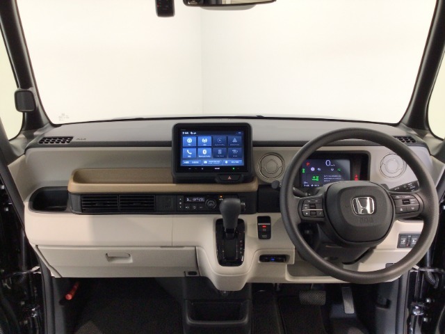 【前方視界】開放的な前方視界！運転がしやすく疲れにくいです♪窓が大きく、見通しがとっても良いおクルマですよ♪