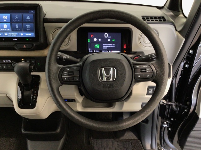 運転にかかわる様々な操作を安全に行えるように視点移動が少なく操作性に配慮されたスイッチ類が凝縮されたコクピットです。