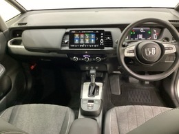 車内は光触媒抗菌消臭施工済です。スタイリッシュなデザインでスポーティなインパネ周りを演出します。グローブボックスやカップホルダーのほかにトレーなどたくさんの収納スペースが付いています。