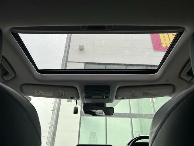 【ガラスルーフ】天井に外の景色が広がり、開放的な車内を感じることができます！曇りや雨の日でも外の明るさを取り入れたり、雨音をアクセントに変えたり、いつもの運転がぐっと楽しくなるはずです！